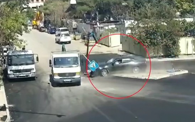 Yeni quraşdırılmış işıqforu yararsız hala saldı - VİDEO