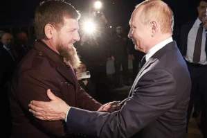 Putinin 13 il sonrakı səfərində mühüm detal - Kadırov belə qarşıladı / VİDEO