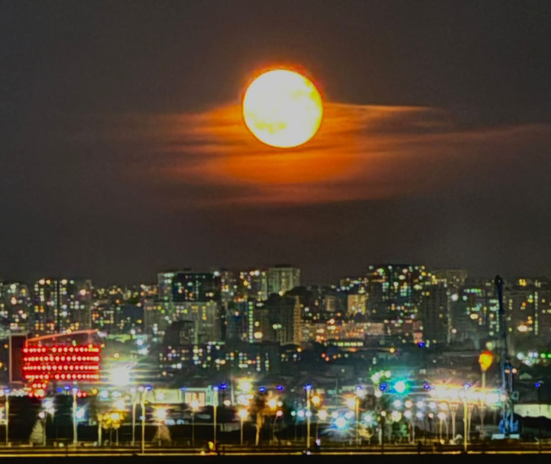 Bakı səmasında möhtəşəm təbiət hadisəsi - FOTOLAR