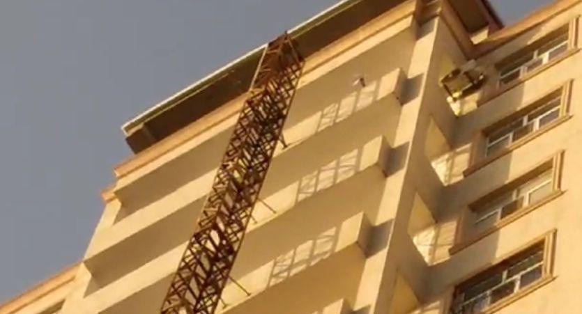 Xırdalanda özünü binadan atmaq istədi, belə xilas edildi - FOTO