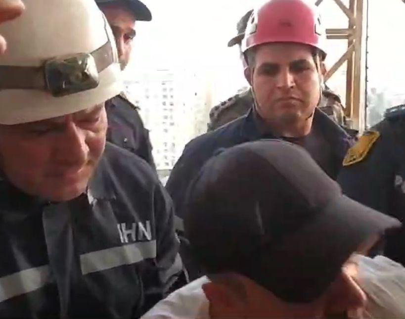 Xırdalanda özünü binadan atmaq istədi, belə xilas edildi - FOTO