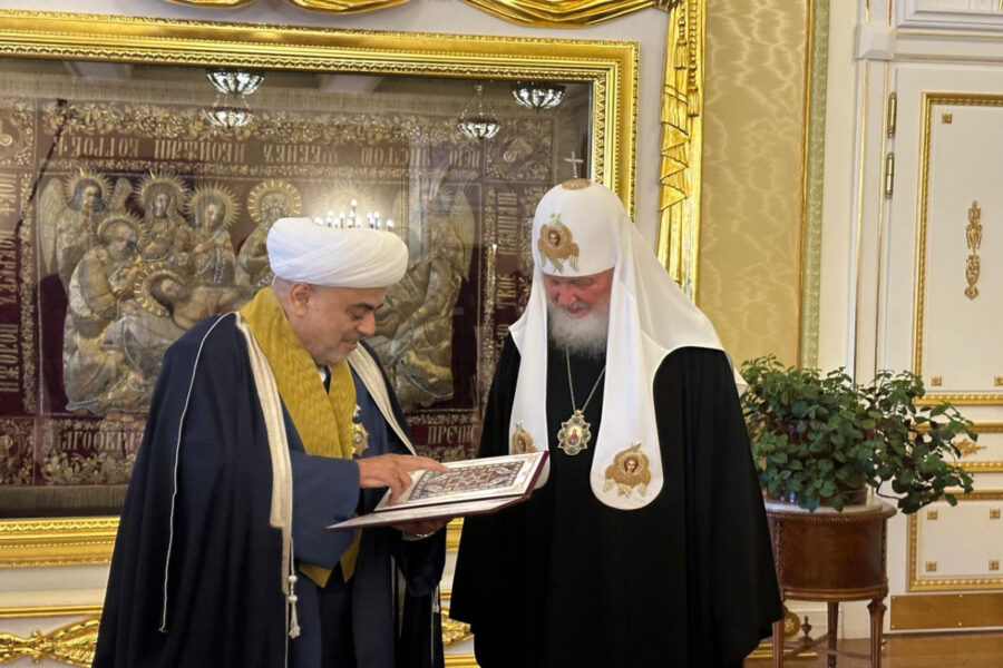 Rusiya patriarxı Şeyxi ordenlə təltif etdi, Qarabağ xalçası hədiyyə aldı - VİDEO