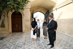 Mehriban Əliyeva və ailə üzvləri Əhmədlidə 120 yaşlı məsciddə - FOTO / VİDEO