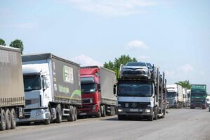 "Qırmızı-Körpü”də 400 avtomobil gözləyir - AYNA