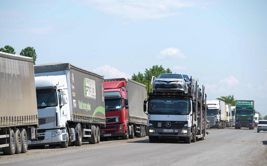 "Qırmızı-Körpü”də 400 avtomobil gözləyir - AYNA