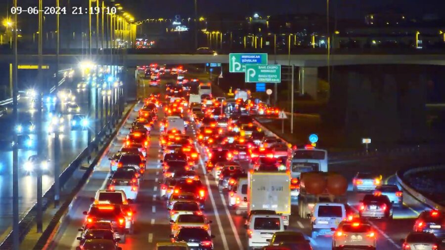 Aeroport yolunda qəza oldu - Sıxlıq yarandı