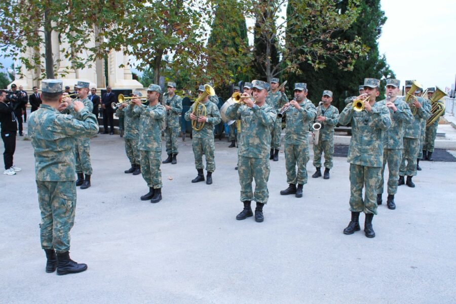 I Qarabağ Müharibəsi şəhidi Vaqif Alıyevin nəşi bugün Gəncədə dəfn olundu - FOTOLAR 23 I Qarabağ Müharibəsi şəhidi Vaqif Alıyevin nəşi bugün Gəncədə dəfn olundu - FOTOLAR