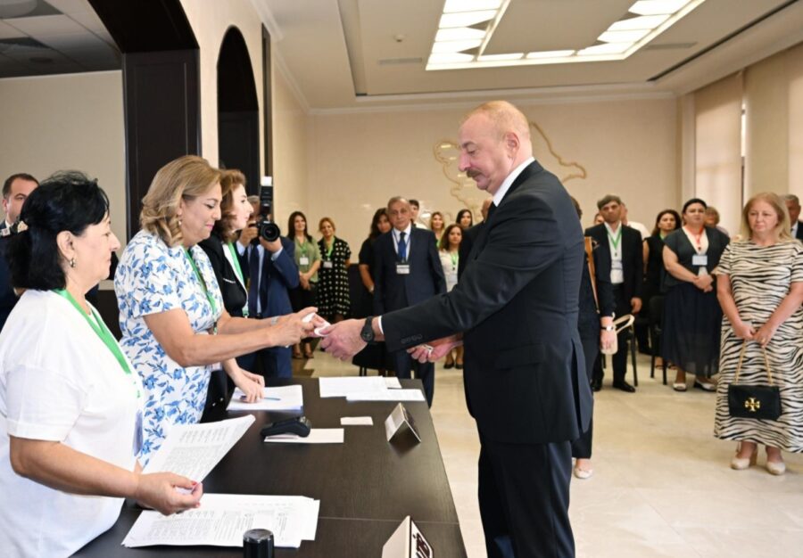 Prezident və ailəsi səs verdi - FOTOLAR