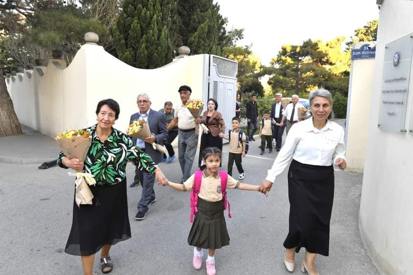 Kimsəsiz uşaqları məktəbə onlar apardı - FOTO