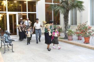 Kimsəsiz uşaqları məktəbə onlar apardı - FOTO