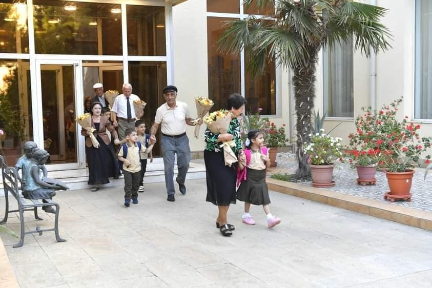 Kimsəsiz uşaqları məktəbə onlar apardı - FOTO