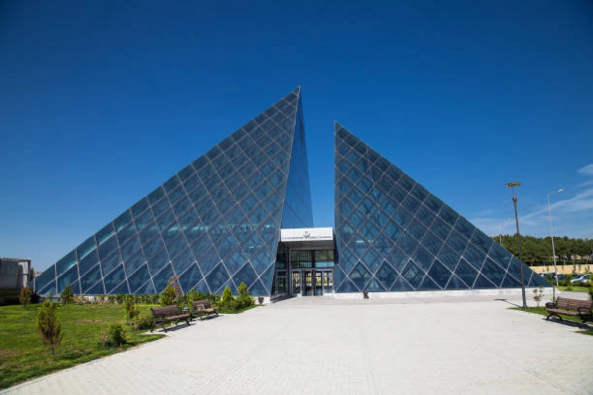 Metronun "Avtovağzal" stansiyasındakı yeraltı keçiddə su sızır? - FOTO