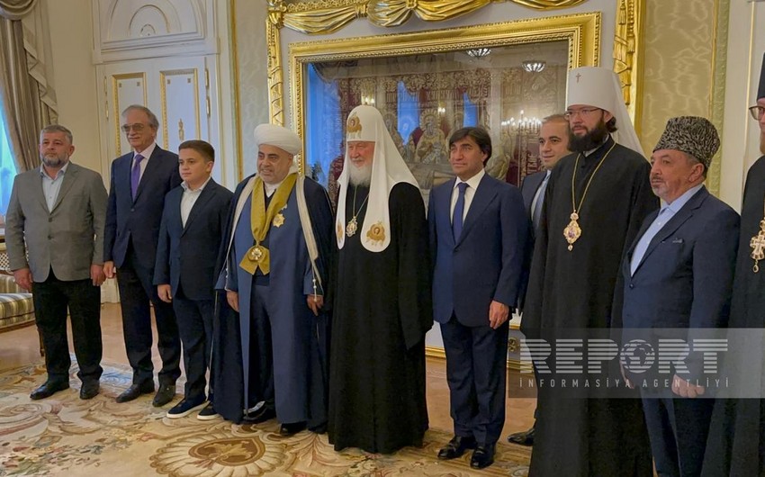 Rusiya patriarxı Şeyxi ordenlə təltif etdi, Qarabağ xalçası hədiyyə aldı - VİDEO