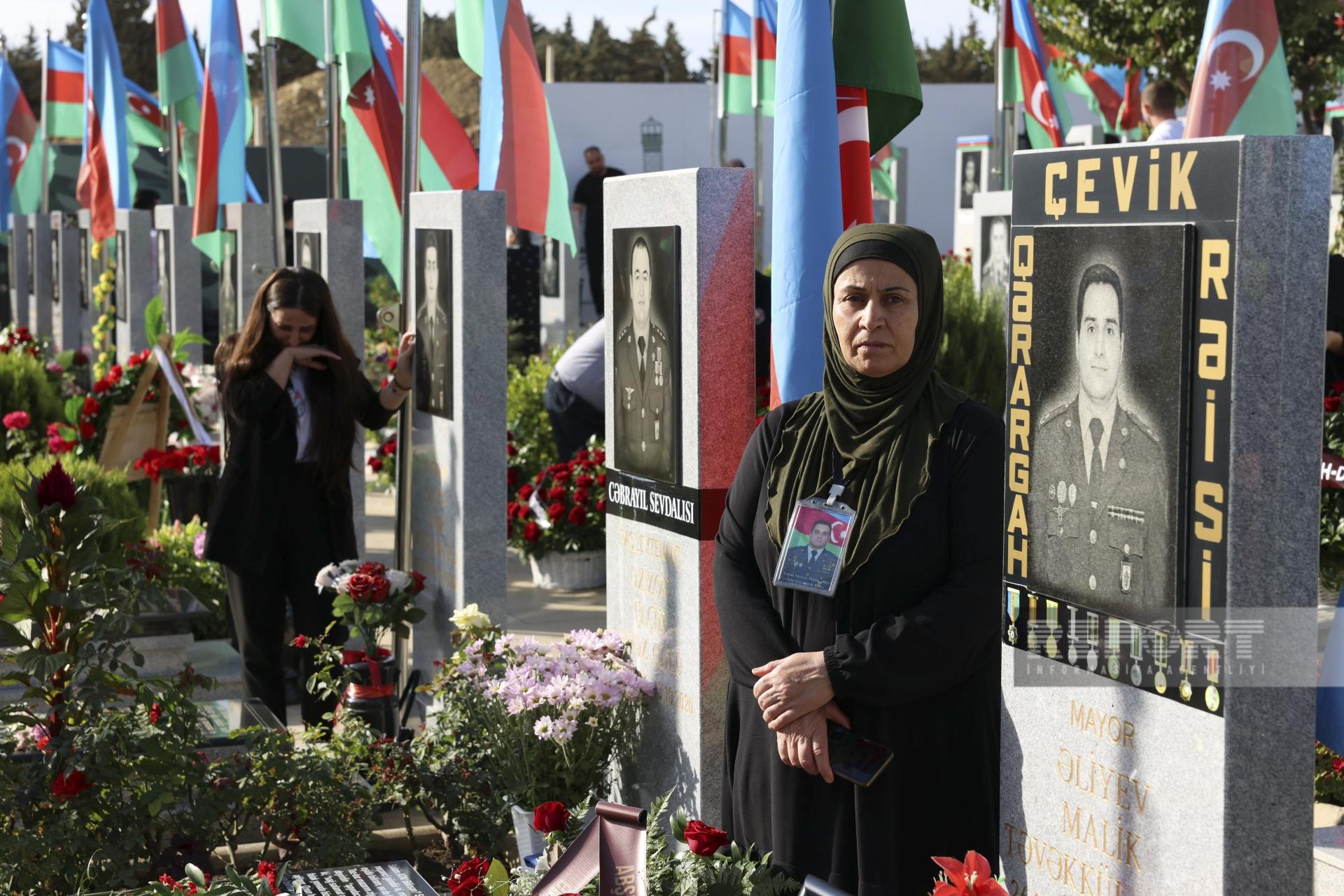 İkinci Fəxri Xiyabanda şəhidlərin məzarları ziyarət olunur - FOTOLAR