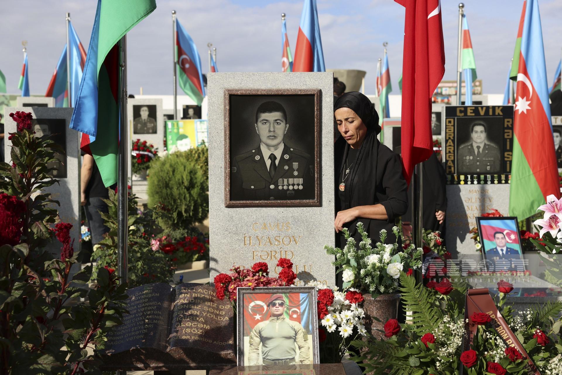 İkinci Fəxri Xiyabanda şəhidlərin məzarları ziyarət olunur - FOTOLAR