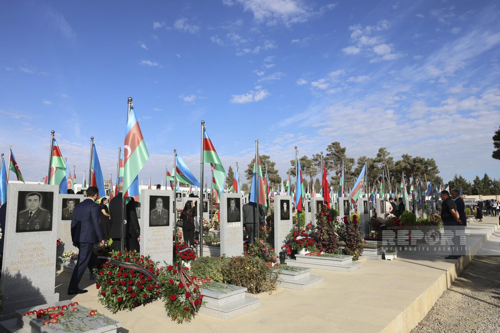 İkinci Fəxri Xiyabanda şəhidlərin məzarları ziyarət olunur - FOTOLAR