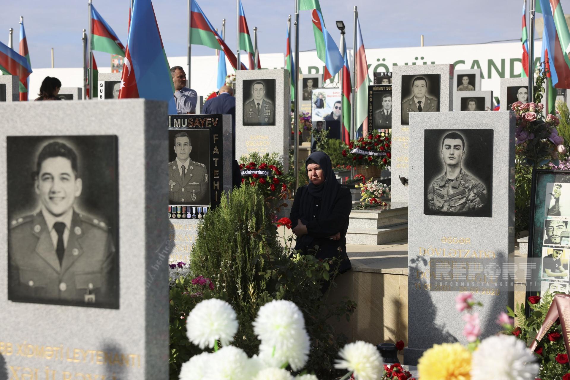 İkinci Fəxri Xiyabanda şəhidlərin məzarları ziyarət olunur - FOTOLAR