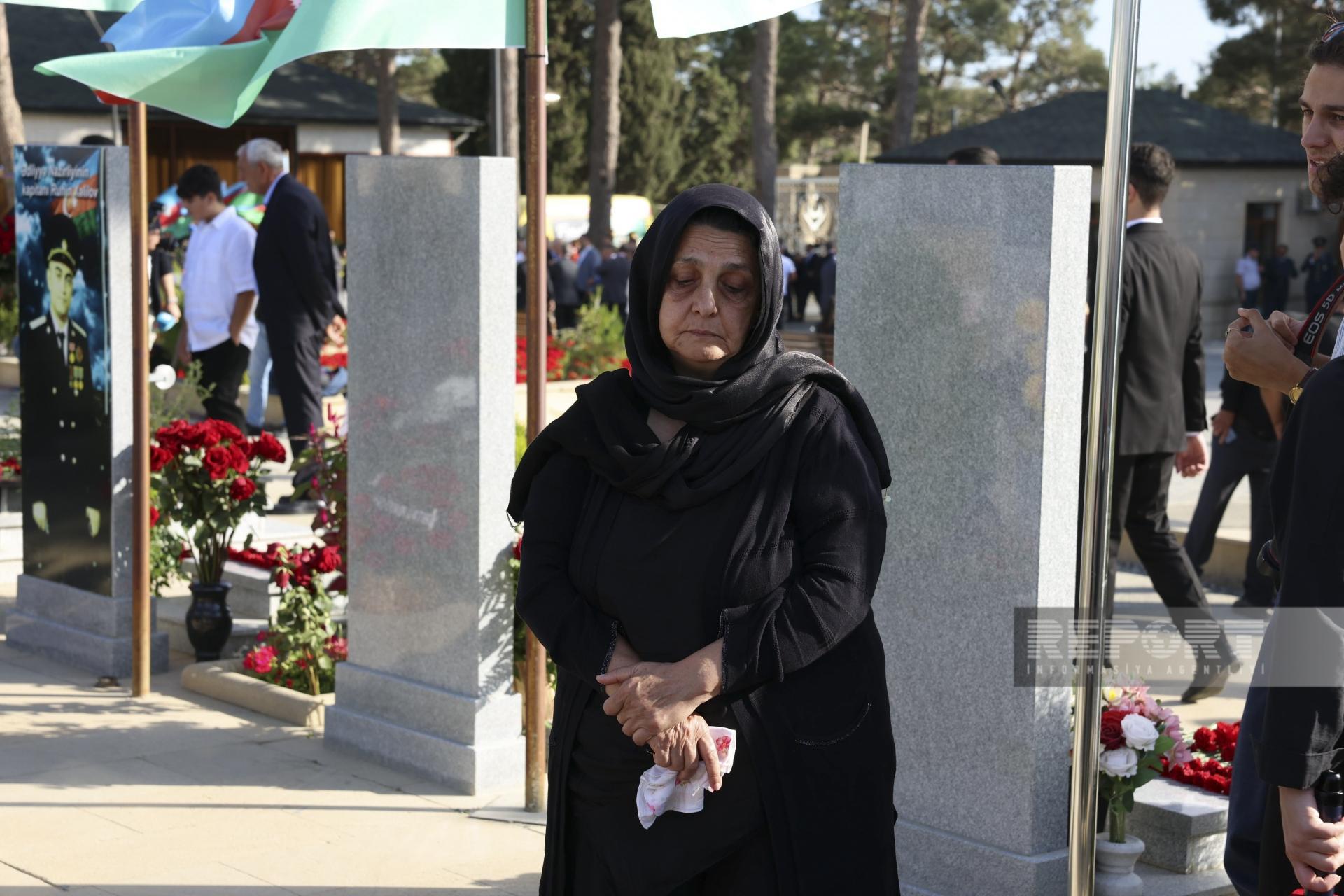 İkinci Fəxri Xiyabanda şəhidlərin məzarları ziyarət olunur - FOTOLAR