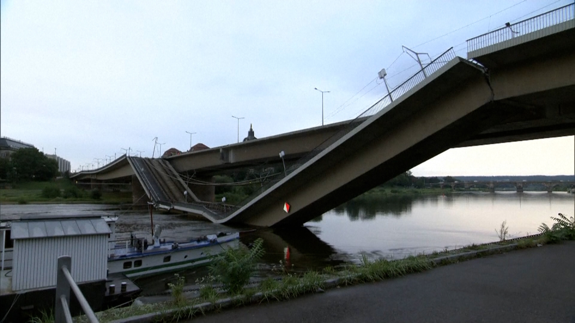 Çayın üstündəki körpü çökdü - Qəribə səbəb