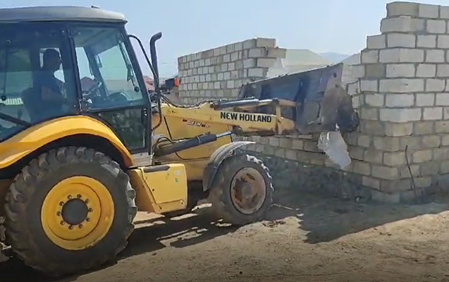 “Kraz yolu”nda qanunsuz tikili söküldü - VİDEO