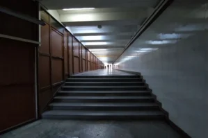 Metronun "20 Yanvar" stansiyası zibil içində... - VİDEO