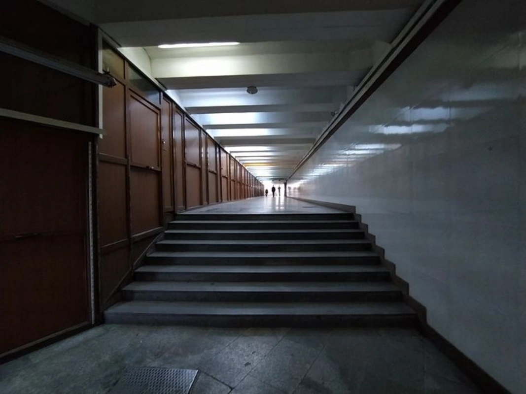 Metronun "20 Yanvar" stansiyası zibil içində... - VİDEO