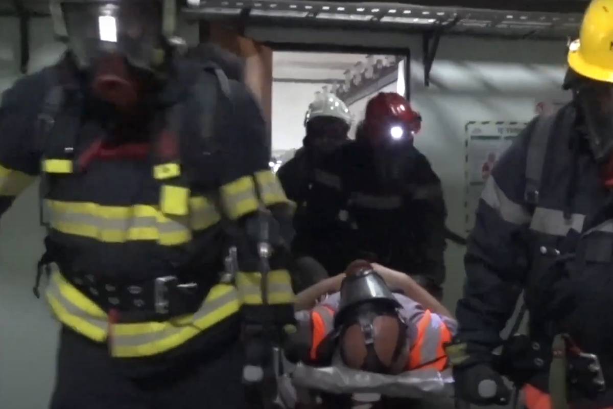 Bakı metrosunda “yanğın”: 40 FHN-çi cəlb edildi - VİDEO