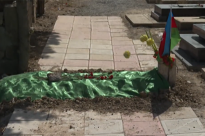 Bakıda yolun ortasında məzar qazdılar - VİDEO