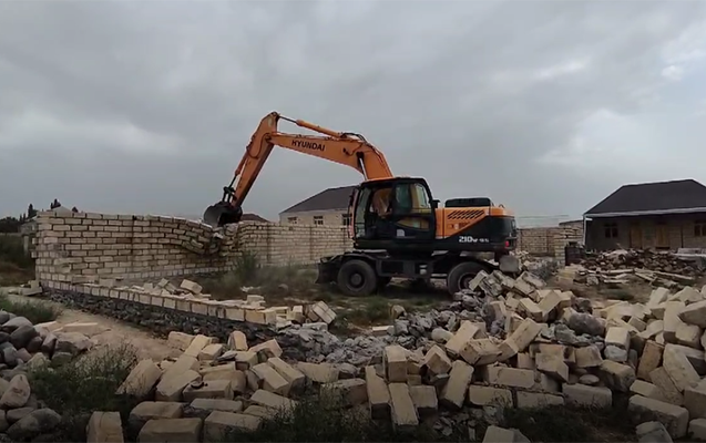 Daha bir qanunsuz tikili söküldü - VİDEO