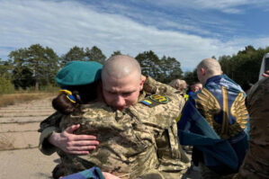 Əsirlikdən azad olunan 49 nəfər Ukraynada - FOTOLAR