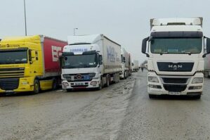 “Qırmızı Körpü” postunda sıxlıq: 100 yük maşını...