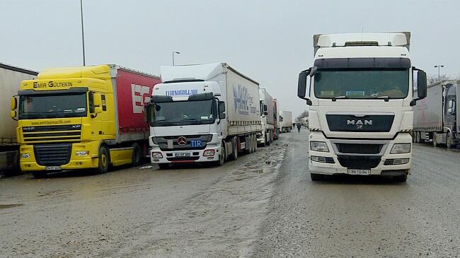 “Qırmızı Körpü” postunda sıxlıq: 100 yük maşını...