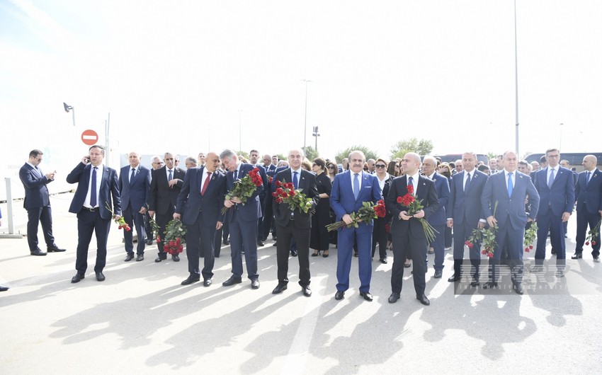 Anım Günü ilə əlaqədar Zəfər parkına ziyarət başladı - FOTOLAR