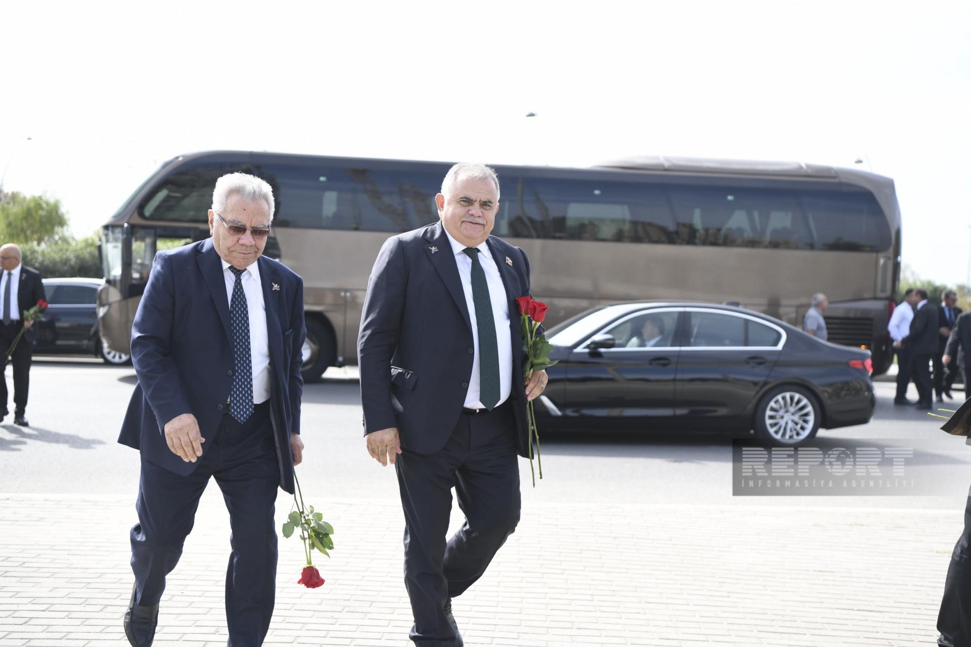 Anım Günü ilə əlaqədar Zəfər parkına ziyarət başladı - FOTOLAR