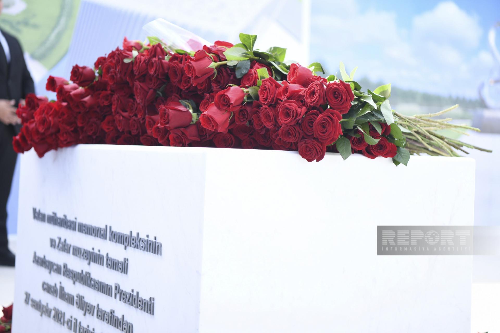 Anım Günü ilə əlaqədar Zəfər parkına ziyarət başladı - FOTOLAR