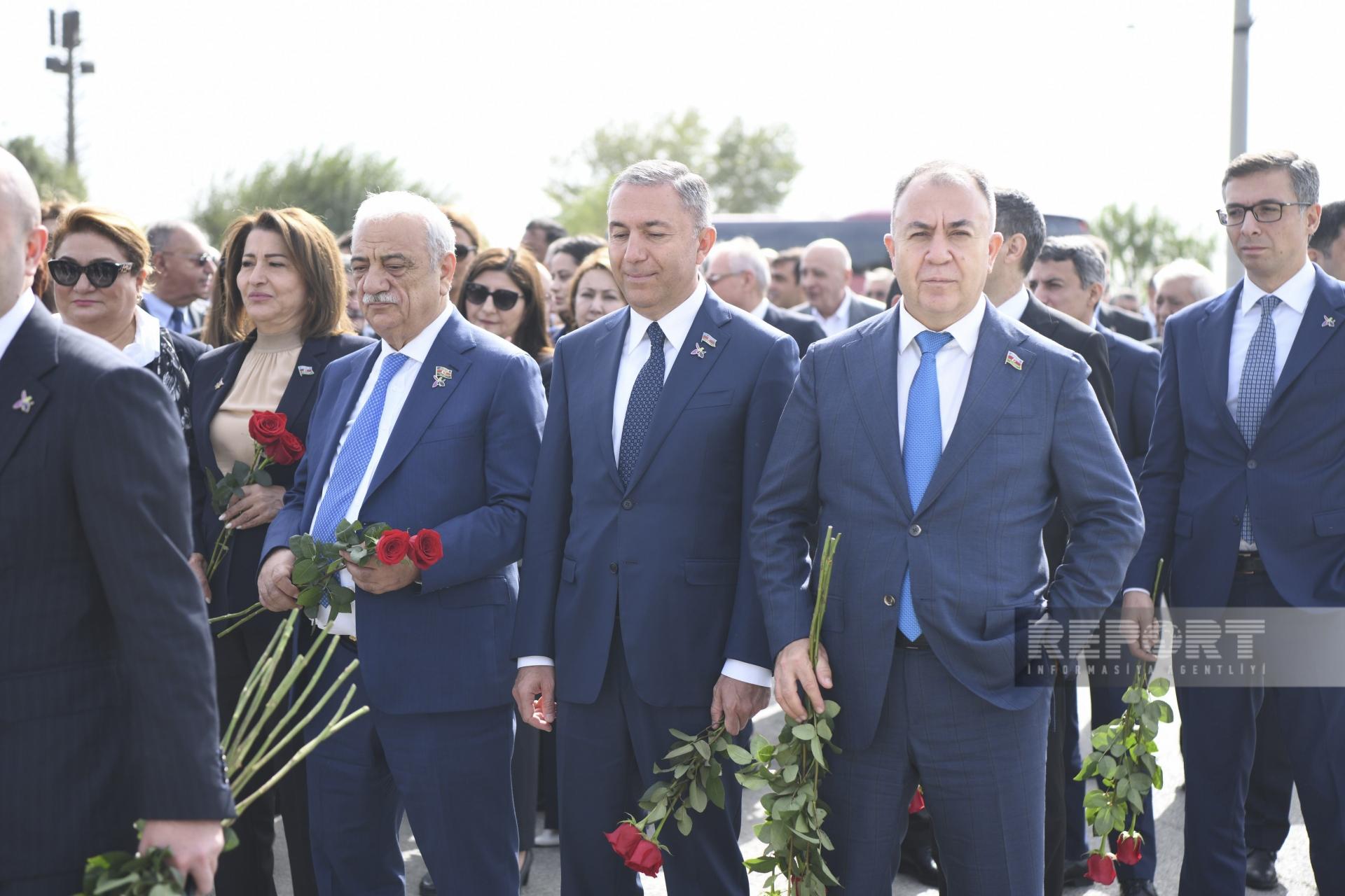 Anım Günü ilə əlaqədar Zəfər parkına ziyarət başladı - FOTOLAR