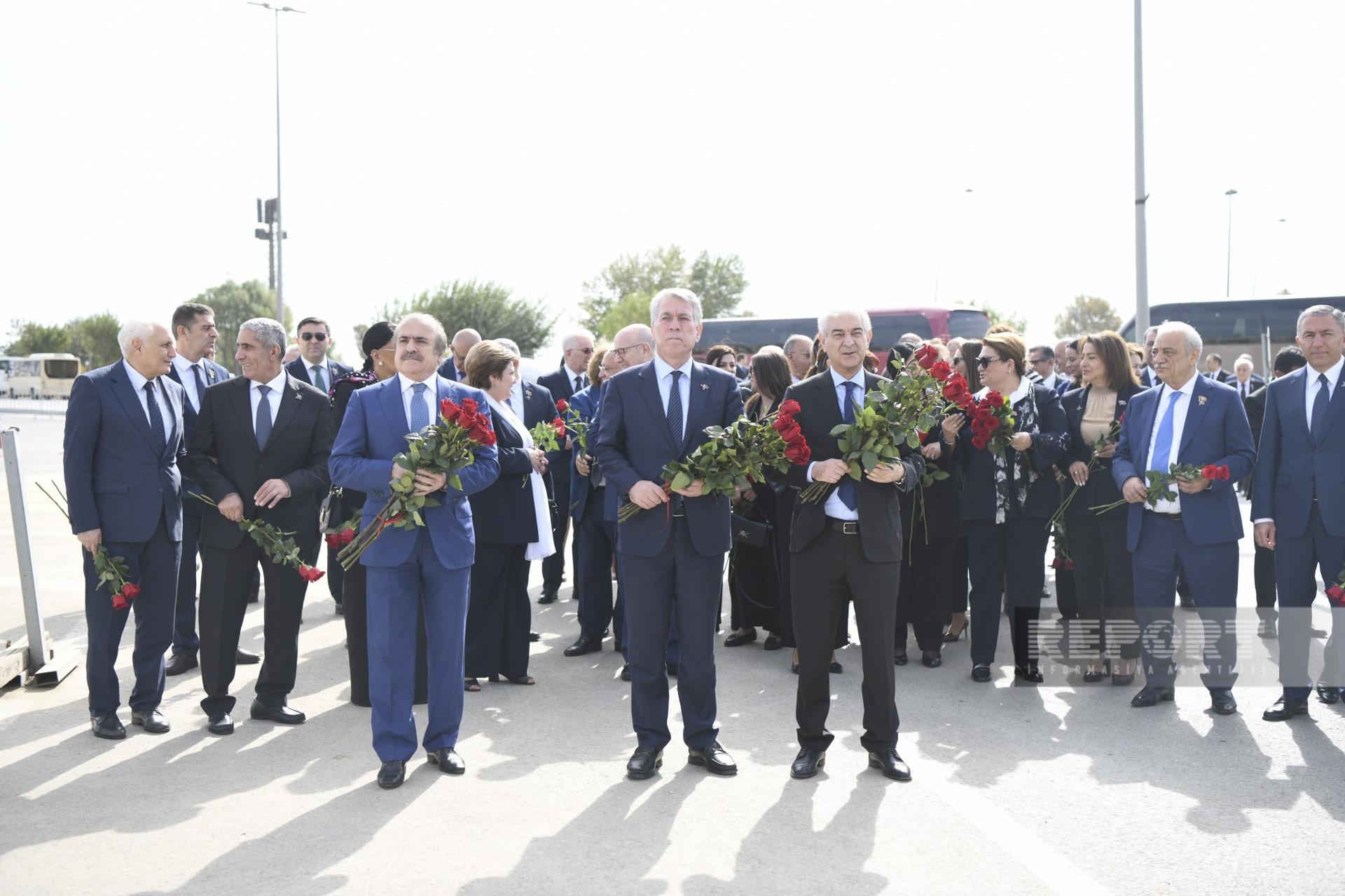 Anım Günü ilə əlaqədar Zəfər parkına ziyarət başladı - FOTOLAR