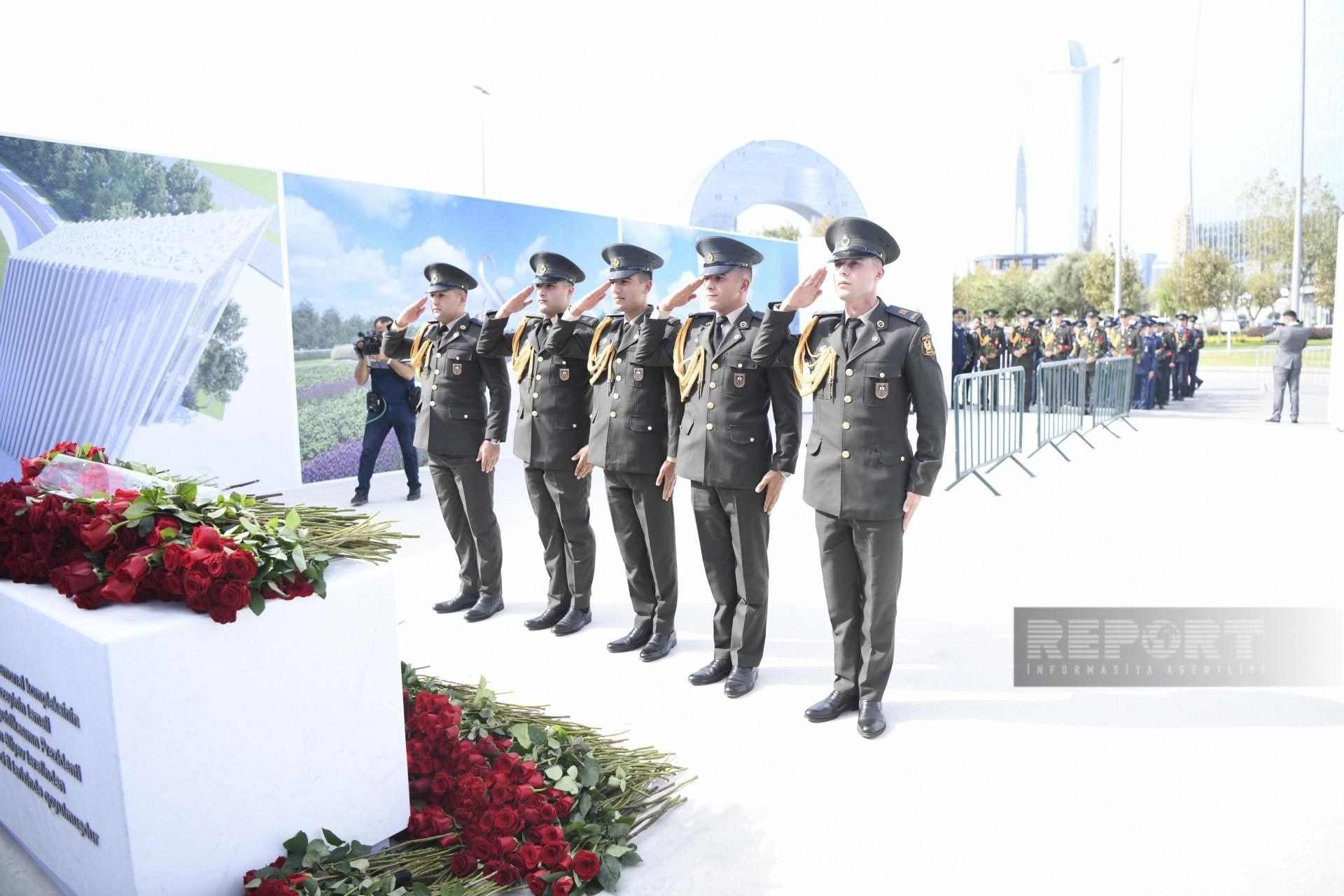 Anım Günü ilə əlaqədar Zəfər parkına ziyarət başladı - FOTOLAR