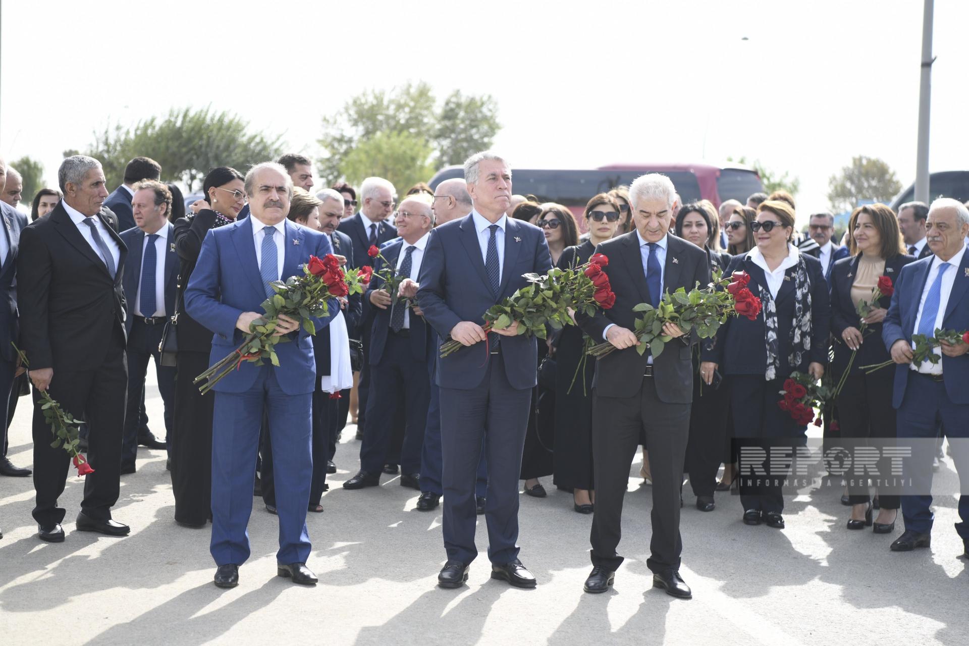 Anım Günü ilə əlaqədar Zəfər parkına ziyarət başladı - FOTOLAR