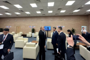 İlham Əliyev Szinpinlə ayaqüstü söhbət etdi - FOTO