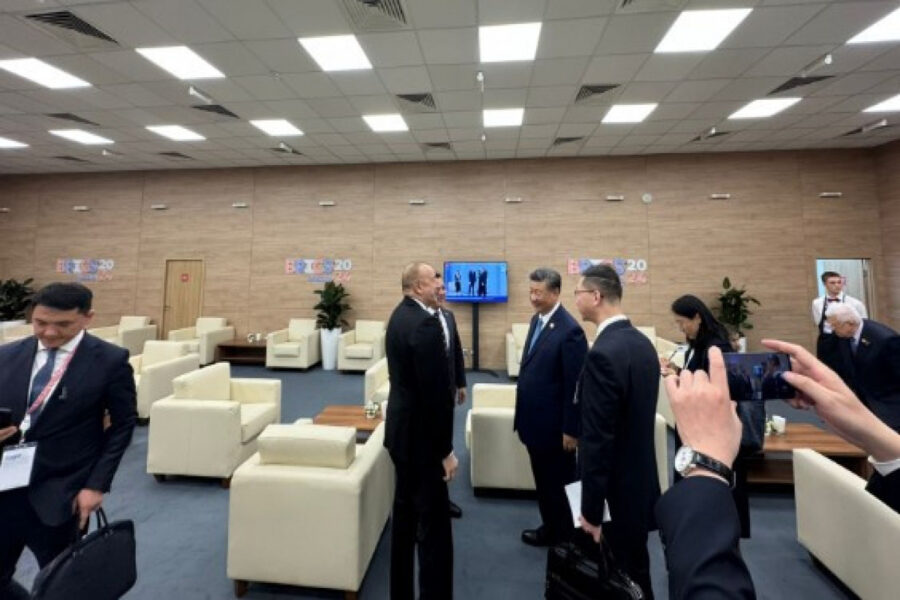 İlham Əliyev Szinpinlə ayaqüstü söhbət etdi - FOTO