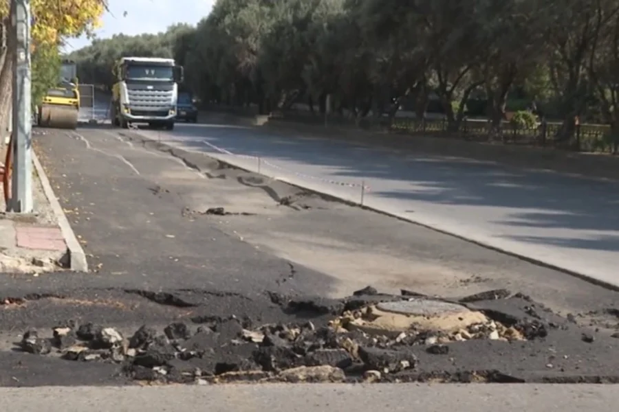 Bakıda yeni asfaltlanan yol çökdü - VİDEO