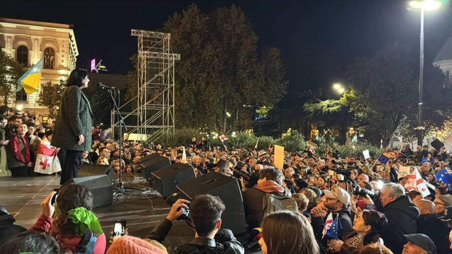 Tbilisidə parlament binasının qarşısında etiraz aksiyası keçirilir - VİDEO