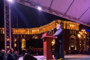 Qalstanyan İrəvanda etiraza başladı: Konstitusiya Məhkəməsinə doğru irəliləyirlər