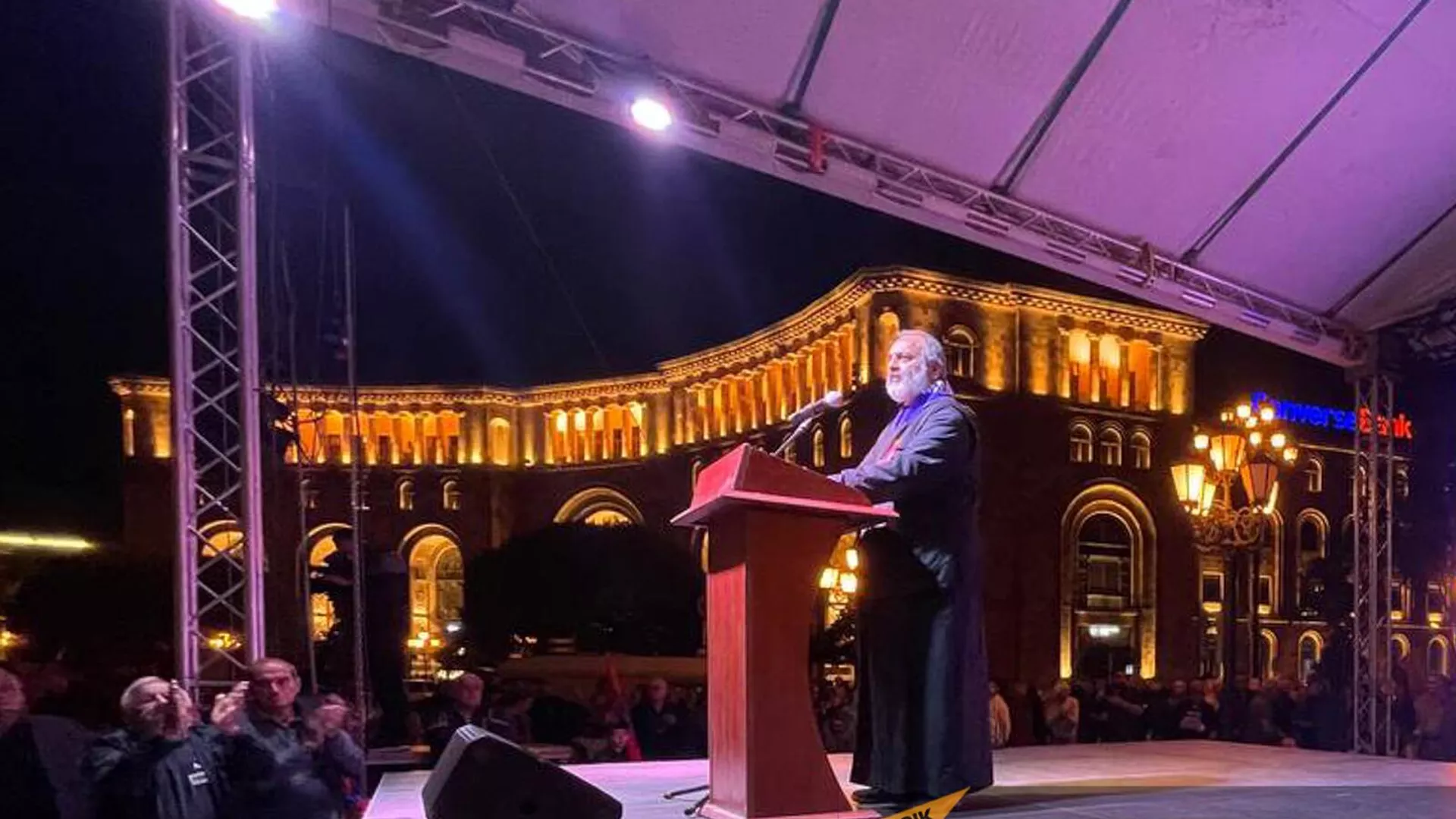 Qalstanyan İrəvanda etiraza başladı: Konstitusiya Məhkəməsinə doğru irəliləyirlər