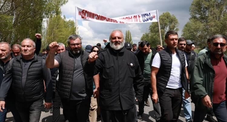 Ermənistanda çevrilişə cəhd: PUA-lar, hərbi texnikalar, silahlar...