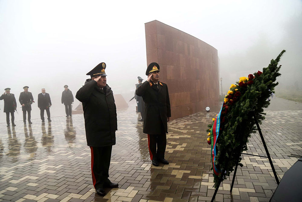 Zakir Həsənov Qırğızıstanda “Ata-Beyit”i ziyarət etdi - FOTOLAR