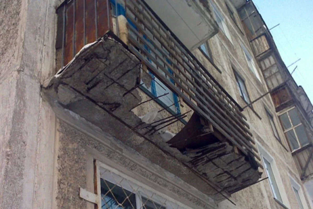 Bakıda binanın balkonu maşının üstünə düşdü