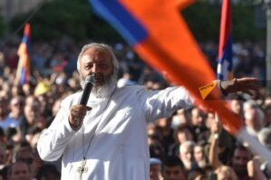 Ermənistanda ara qarışdı: Qalstanyan televiziyanı tutmağa çalışır - VİDEO