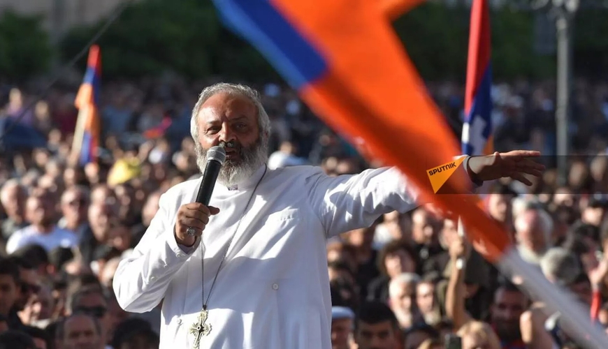 Ermənistanda ara qarışdı: Qalstanyan televiziyanı tutmağa çalışır - VİDEO